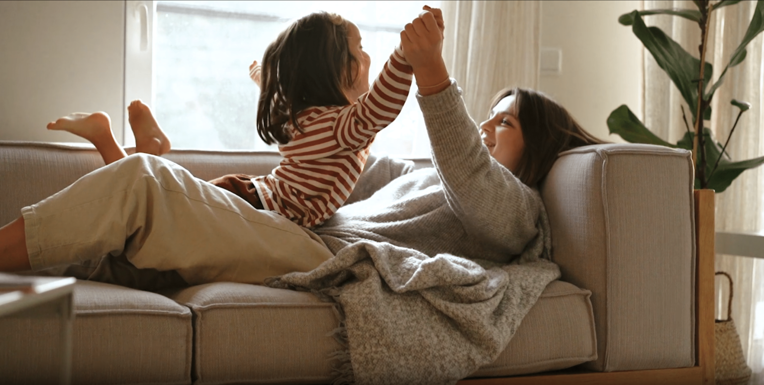 femme jouant avec son enfant